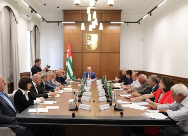 Аслан Бжьаниа ареспублика ашколқәа 2023-2024 шш. аҵарашықәс разыҟаҵара иазкны аилацәажәара мҩаԥигеит.