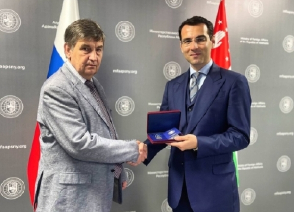 Михаил Шургалин Инал Арӡынба Урыстәылатәи Афедерациеи Ареспублика Аԥсни адипломатиатә еизыҟазаашьақәа рыбжьаҵара ҟалеижьҭеи 15-шықәса аҵра инамданы дидныҳәалеит.