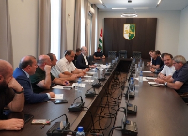 Апарламент апрофилтә Еилакы атауарқәа рыла ахәаахәҭра арежим азы аԥсны-урыстәылатәи Аиқәшаҳаҭра аиҭакрақәа ралагалара азы Апкаанҵа ашьақәырӷәӷәара азы абжьгара ҟанаҵоит.