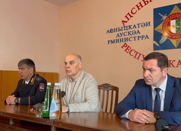 Аслан Бжьаниа  Роберт Киут Аҩныҵҟатәи аусқәа Рминистрра аппарат Хада дыдирдырит.
