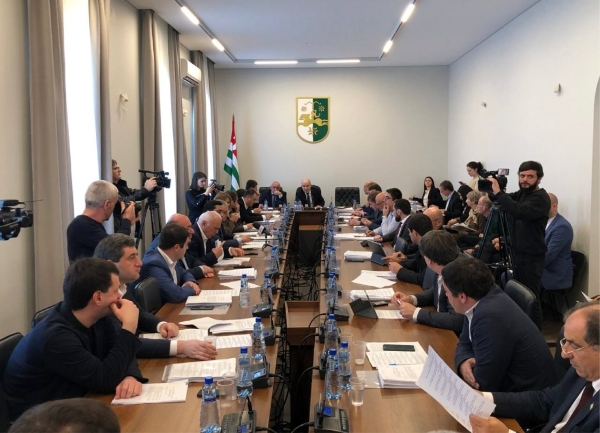 Апарламент асессиа аилатәара актәи аԥхьараҿы 2024 шықәсазы абиуџьетнҭыҵтә фондқәа фба рбиуџьетқәа рзы азакәан апроектқәа рыдыркылеит.
