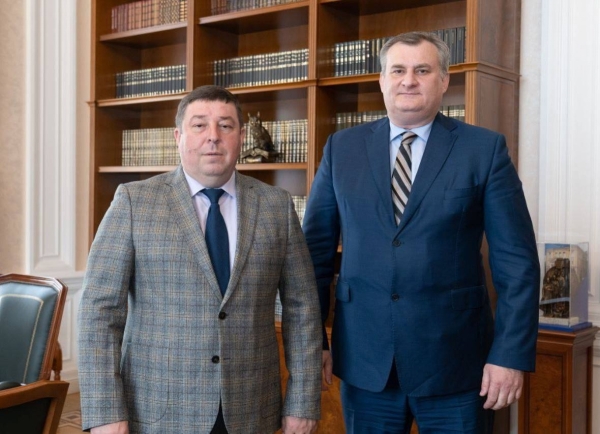 Едуаорд Быҭәбеи Пиотр Глобычкои Аԥсны азы амедицинатә кадрқәа разыҟаҵара  азҵаарақәа  ирылацәажәеит.